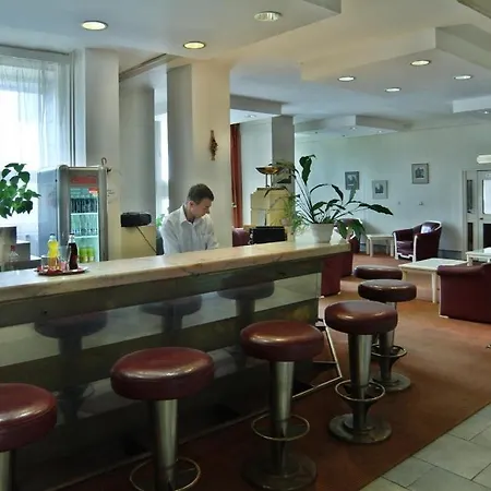 ホテル Amber Bavor 3*